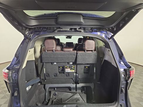 Used 2024 Toyota Sienna Platinum image 34