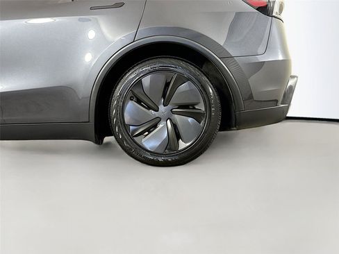Used 2026 Tesla Model Y 2WD image 33