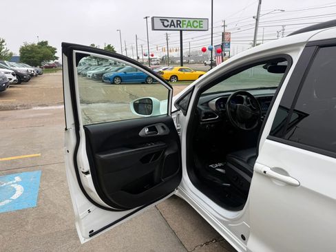 Used 2020 Chrysler Pacifica Touring-L Plus w/ S Appearance Package FWD image 19