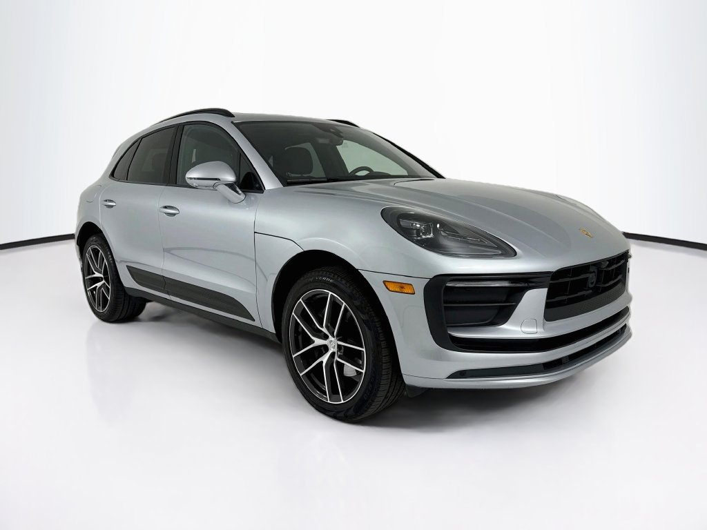Certified 2025 Porsche Macan AWD/4WD image 9