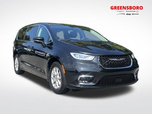 Used 2023 Chrysler Pacifica Touring-L FWD image 1
