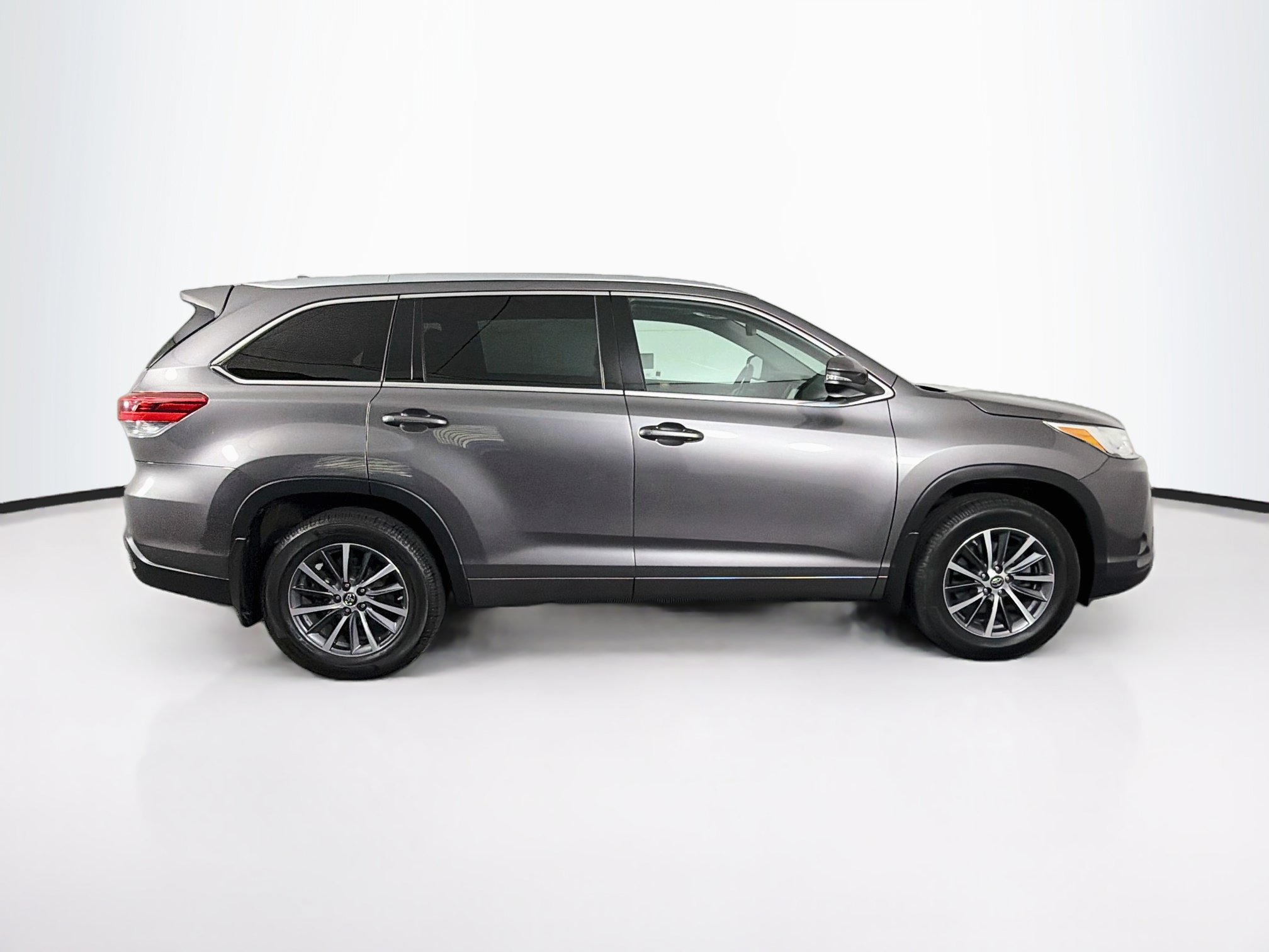Used 2017 Toyota Highlander XLE w/ Carpet Mat Package AWD/4WD image 10