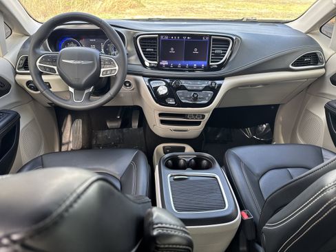 Used 2023 Chrysler Pacifica Touring-L image 15