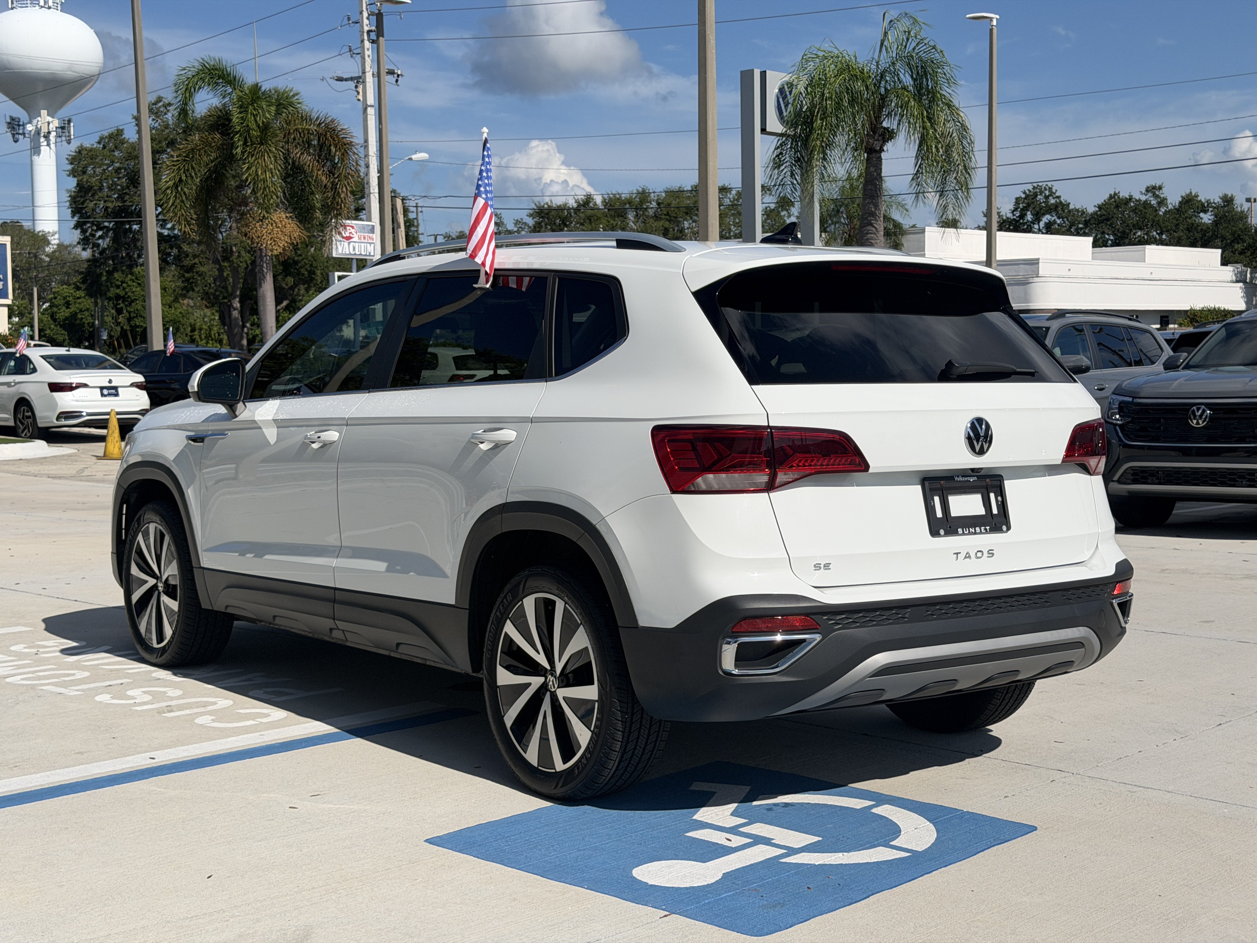 Used 2022 Volkswagen Taos SE FWD image 3