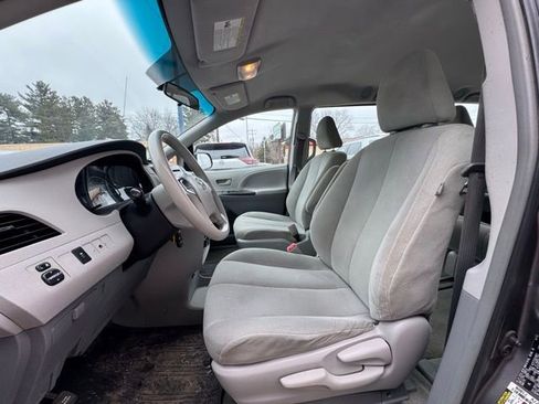 Used 2014 Toyota Sienna L image 10
