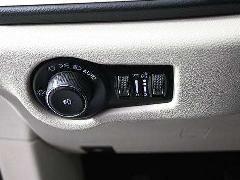 Used 2023 Chrysler Pacifica Touring-L FWD image 26