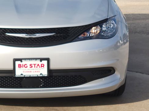 New 2026 Chrysler Voyager LX image 9