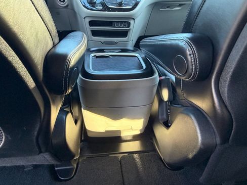 Used 2023 Chrysler Pacifica Touring-L image 18