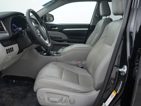 Used 2019 Toyota Highlander XLE image 25