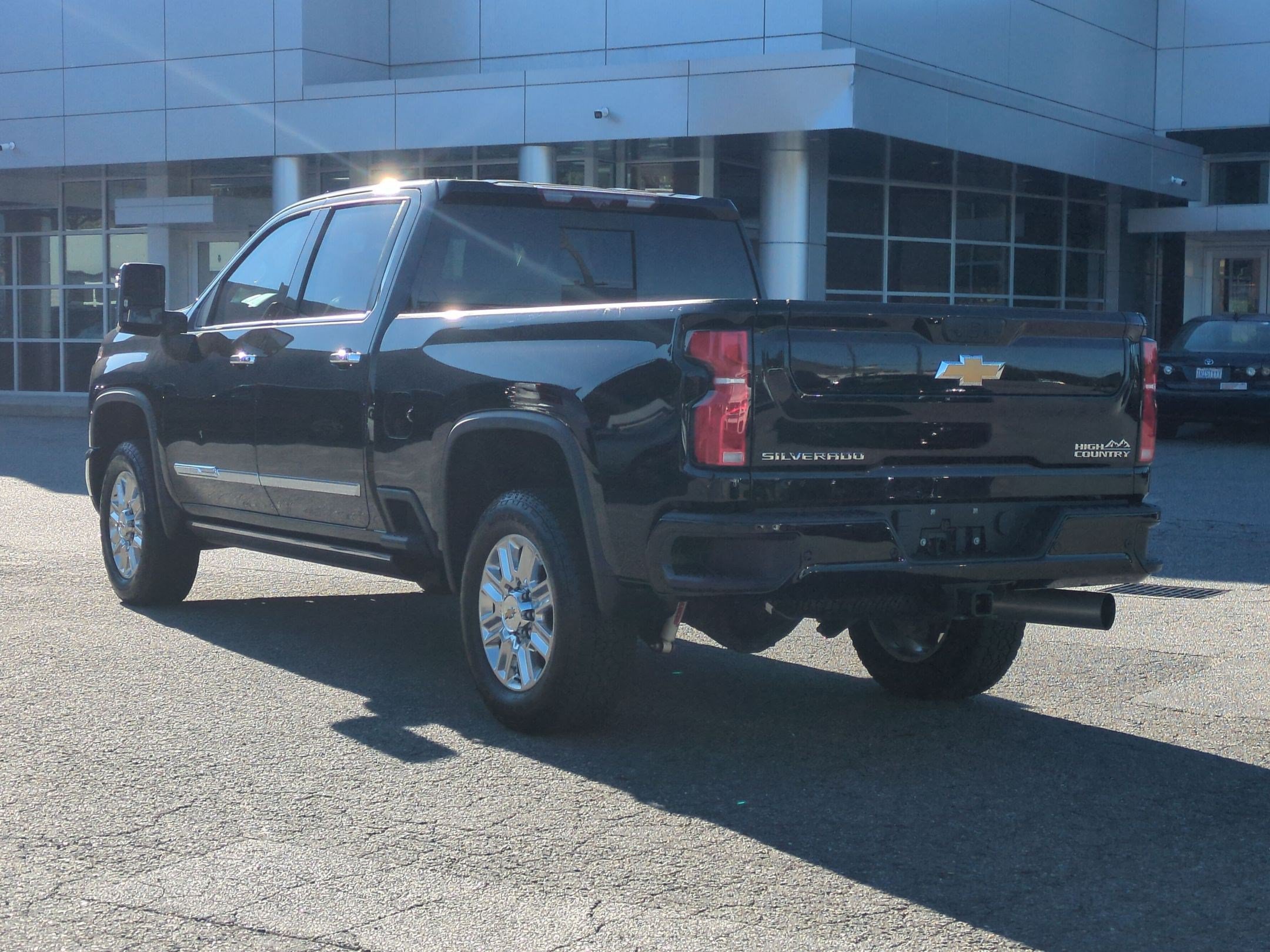 Used 2024 Chevrolet Silverado 2500 High Country w/ High Country Premium Package AWD/4WD image 5