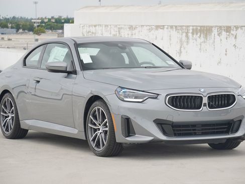 Used 2025 BMW 230i Coupe w/ Convenience Package RWD image 3