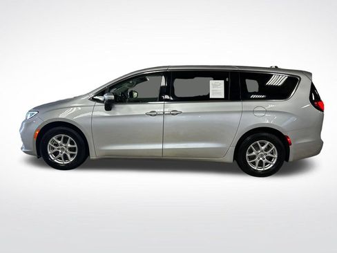 Used 2023 Chrysler Pacifica Touring-L FWD image 2