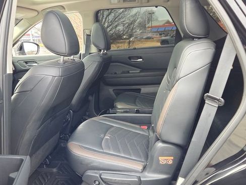 Used 2025 Nissan Pathfinder Platinum image 6