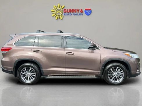 Used 2017 Toyota Highlander XLE w/ Carpet Mat Package AWD/4WD image 9