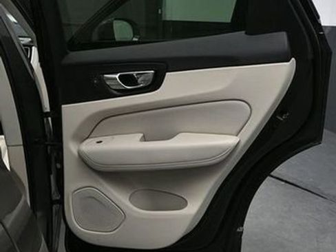 Used 2019 Volvo XC60 T6 Momentum w/ Multimedia Package AWD/4WD image 14