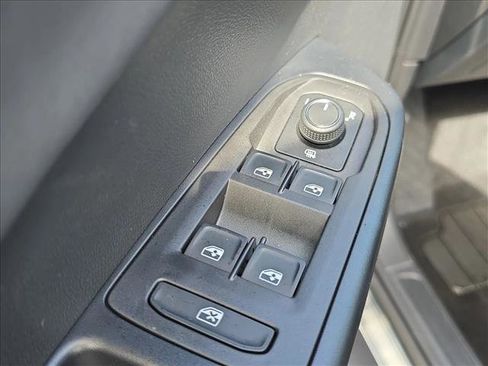 New 2026 Volkswagen Taos SE FWD image 5