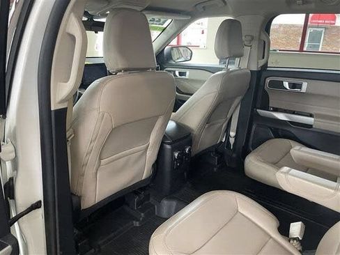 Used 2022 Ford Explorer XLT w/ Equipment Group 202A AWD/4WD image 30