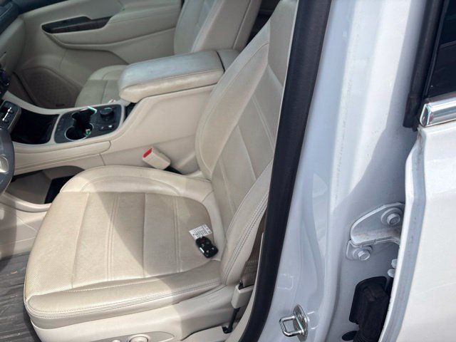 Used 2020 GMC Acadia Denali w/ Technology Package FWD image 10