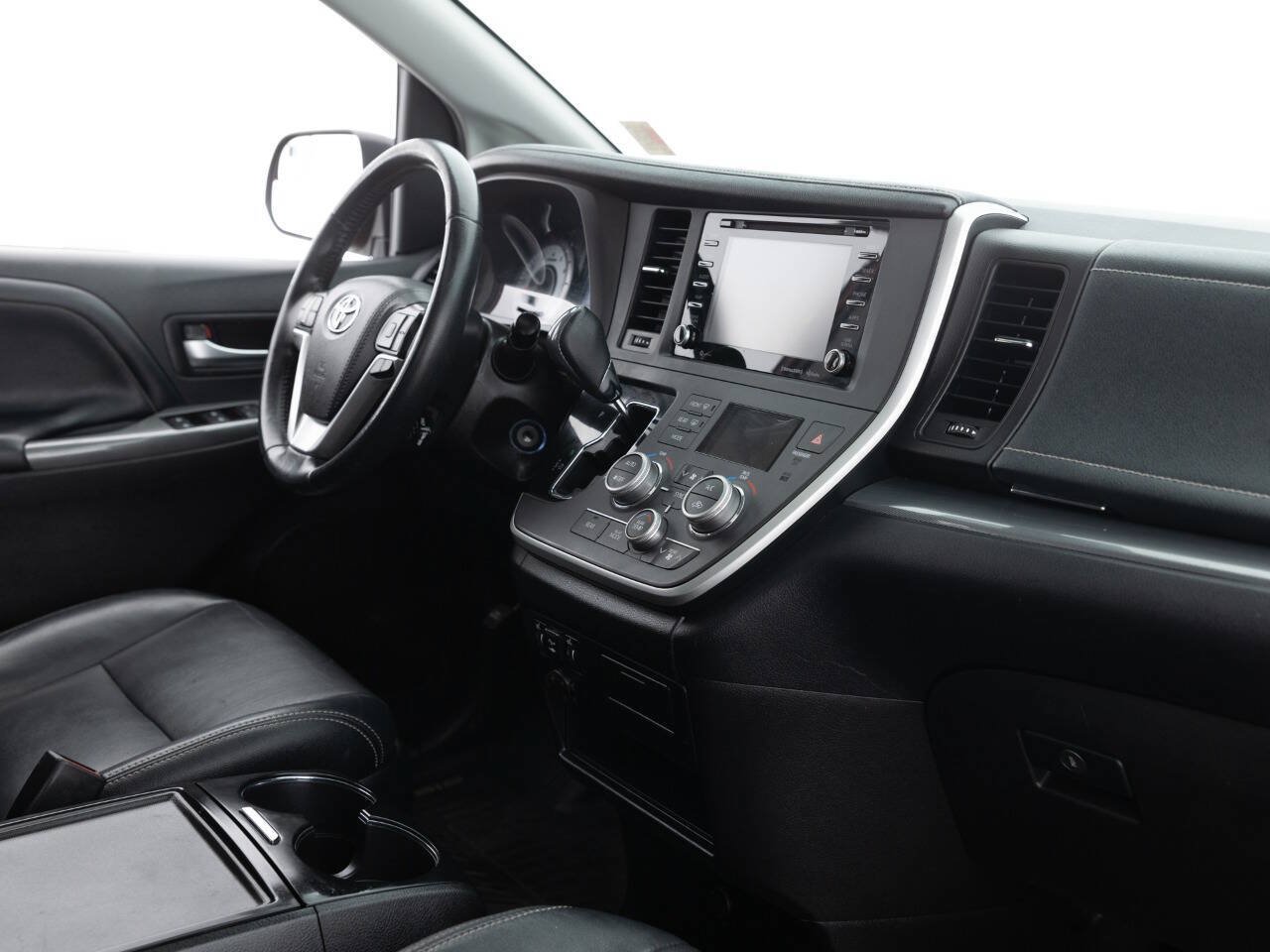 Used 2020 Toyota Sienna SE w/ Nightshade Edition AWD/4WD image 23