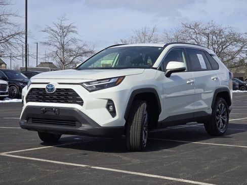 Used 2022 Toyota RAV4 XLE Premium image 14