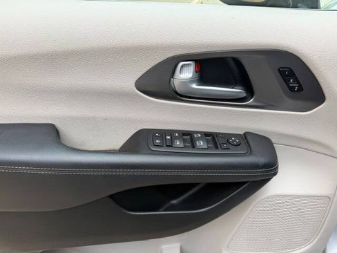 Used 2023 Chrysler Pacifica Touring-L FWD image 7