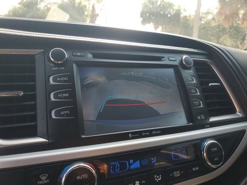 Used 2019 Toyota Highlander SE FWD image 23