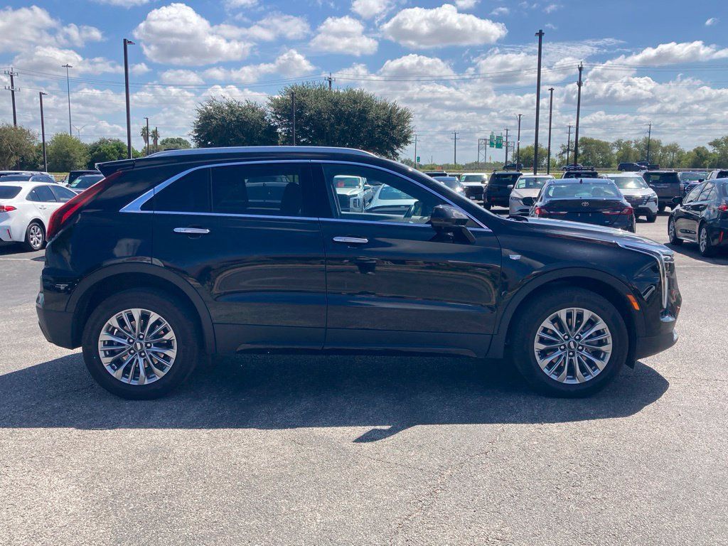Used 2025 Cadillac XT4 Premium Luxury FWD image 4
