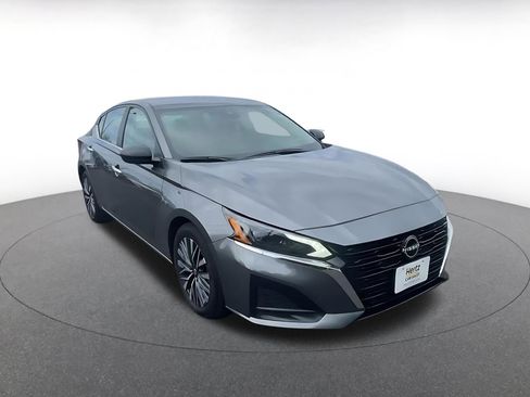 Used 2025 Nissan Altima 2.5 SV image 3