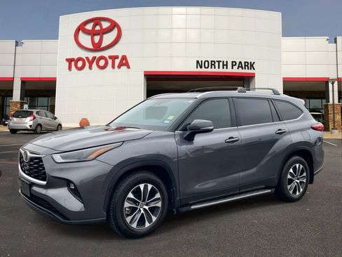 Used 2022 Toyota Highlander XLE FWD image 1