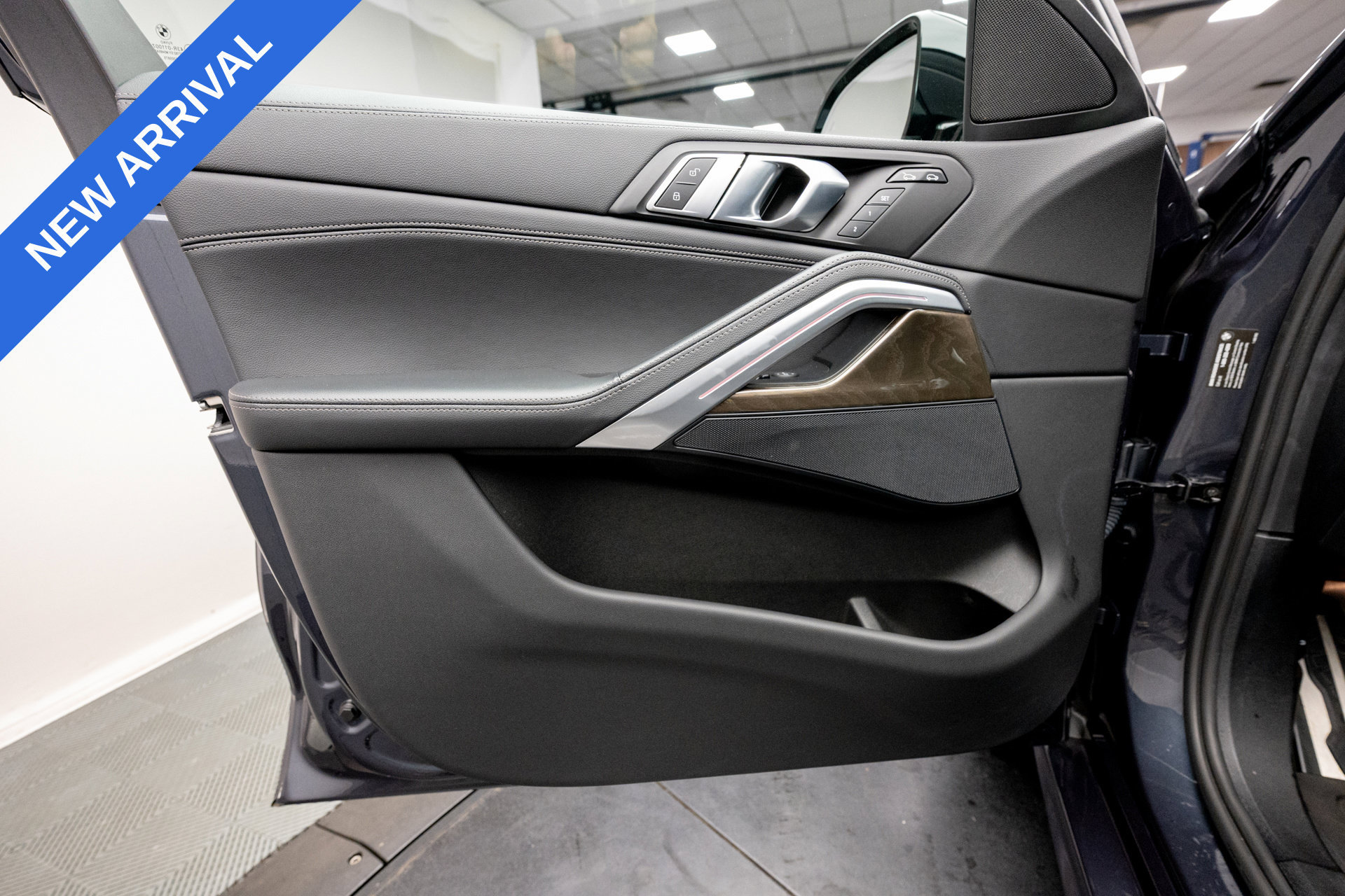 Used 2022 BMW X6 xDrive40i w/ M Sport Package AWD/4WD image 32
