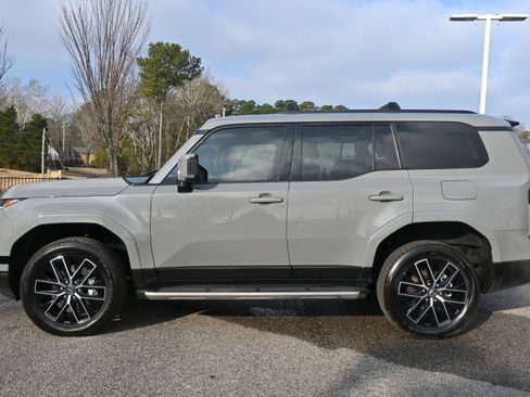 Used 2025 Lexus GX 550 w/ Accessory Package (2T) image 10