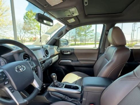 Used 2016 Toyota Tacoma Limited w/ Towing Package image 34