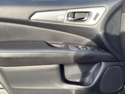 Used 2020 Nissan Pathfinder SL image 6