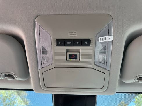 Used 2025 Toyota RAV4 LE AWD/4WD image 31