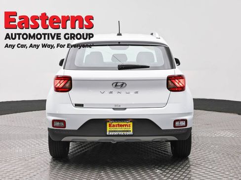 Used 2025 Hyundai Venue SEL FWD image 6