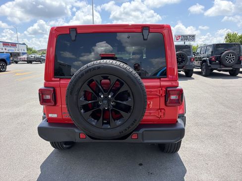 Used 2025 Jeep Wrangler Unlimited Sahara AWD/4WD image 7