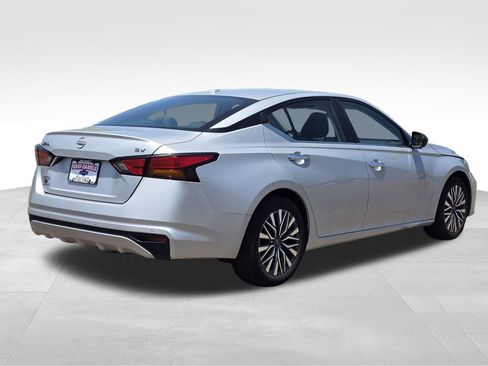 Used 2024 Nissan Altima 2.5 SV FWD image 8
