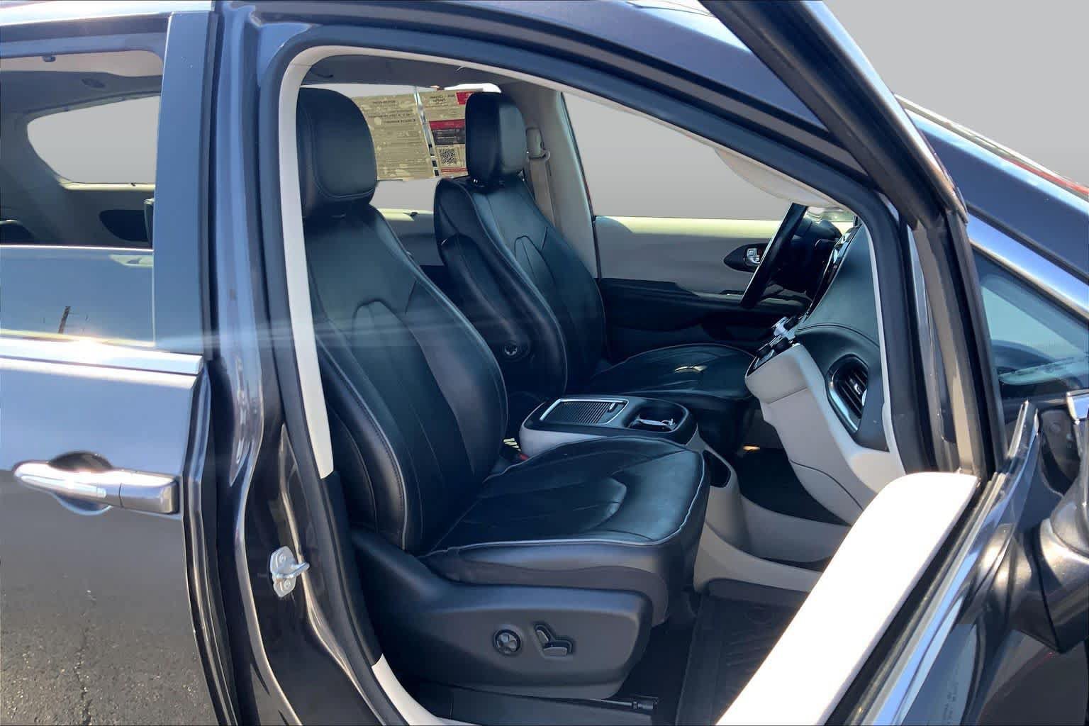 Used 2020 Chrysler Pacifica Limited FWD image 9
