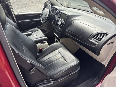 Used 2013 Chrysler Town & Country Touring FWD image 15