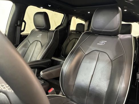 Used 2023 Chrysler Pacifica Limited w/ S Appearance Package AWD/4WD image 14
