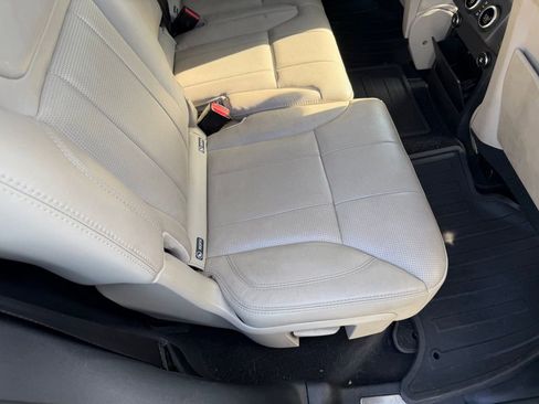 Used 2018 Land Rover Discovery HSE AWD/4WD image 19