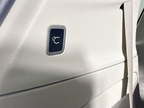 Used 2022 Chrysler Pacifica Touring-L image 35