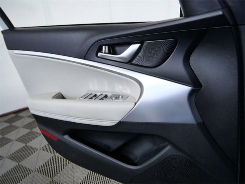 Used 2025 Genesis G70 2.5T image 25