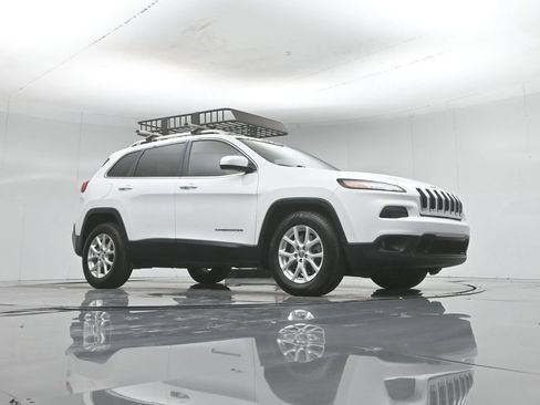 Used 2017 Jeep Cherokee Latitude FWD image 4