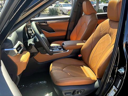Used 2025 Toyota Highlander Platinum image 8