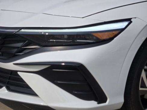 Certified 2025 Hyundai Elantra SEL FWD image 8