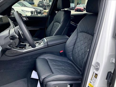 Certified 2024 BMW X7 xDrive40i w/ M Sport Package image 8