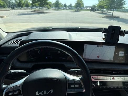Used 2024 Kia Telluride EX w/ EX Captain's Chair Package FWD image 5