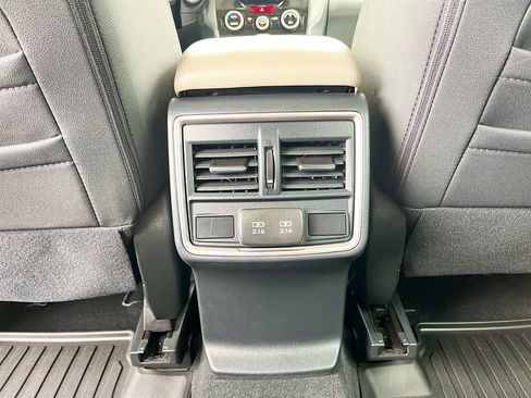 Used 2022 Subaru Forester Premium AWD/4WD image 25