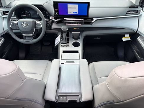 New 2026 Toyota Sienna XLE FWD image 28